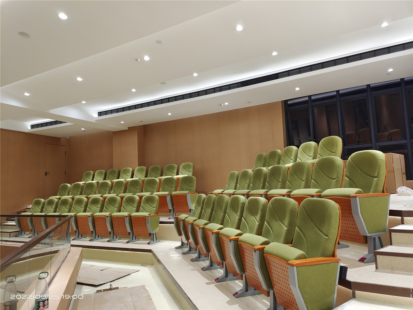 Crea un ambiente impressionante con i posti a sedere per auditorium ben progettati dei migliori produttori102