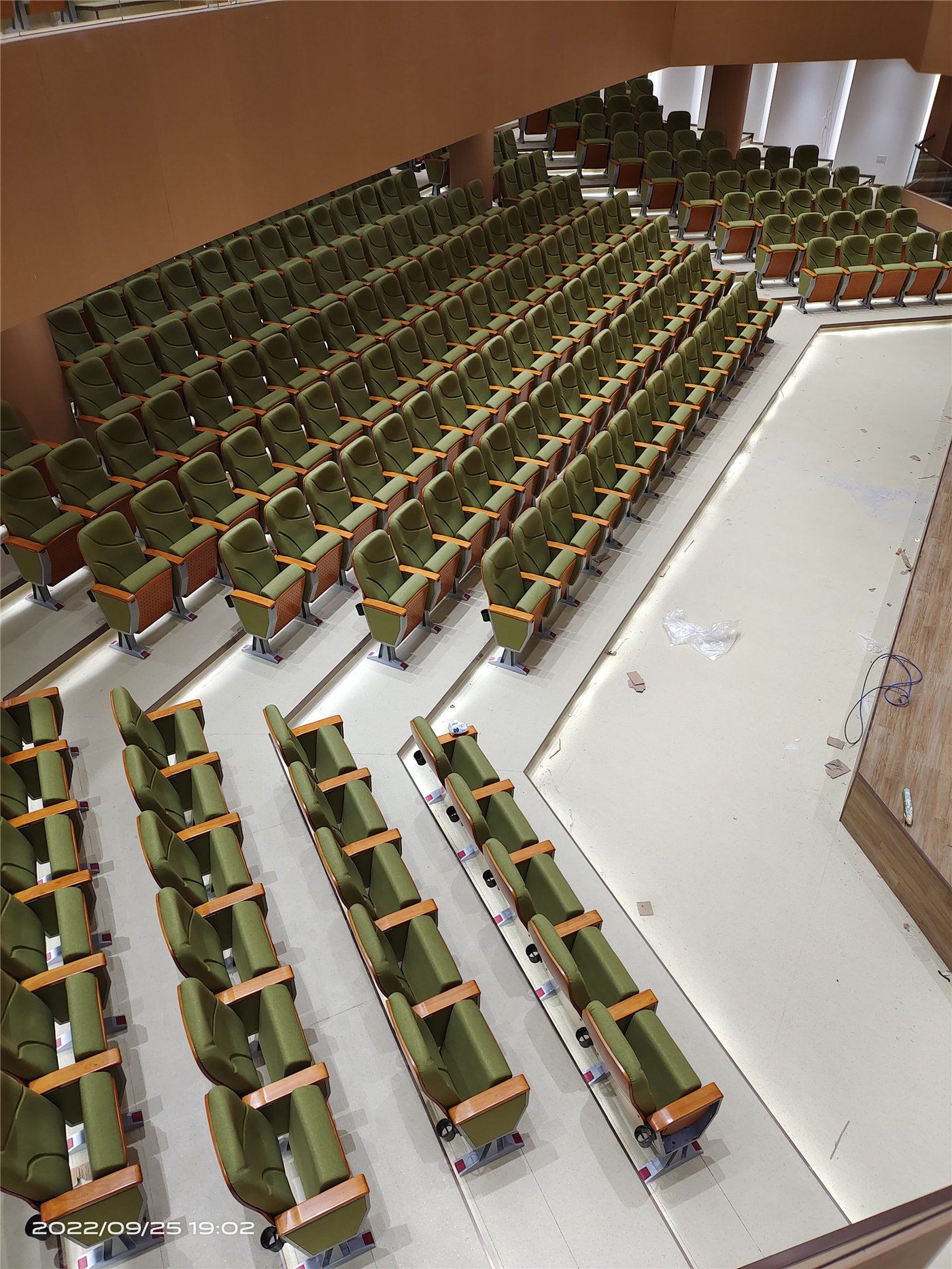 Crea un ambiente impressionante con le sedute per auditorium ben progettate dei migliori produttori104
