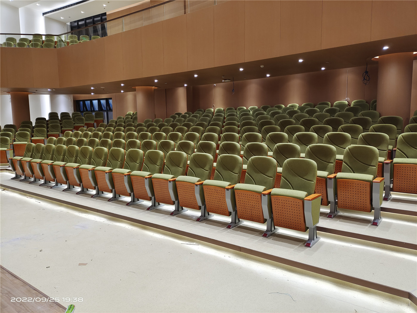 Crea un ambiente impressionante con i posti a sedere per auditorium ben progettati dei migliori produttori106