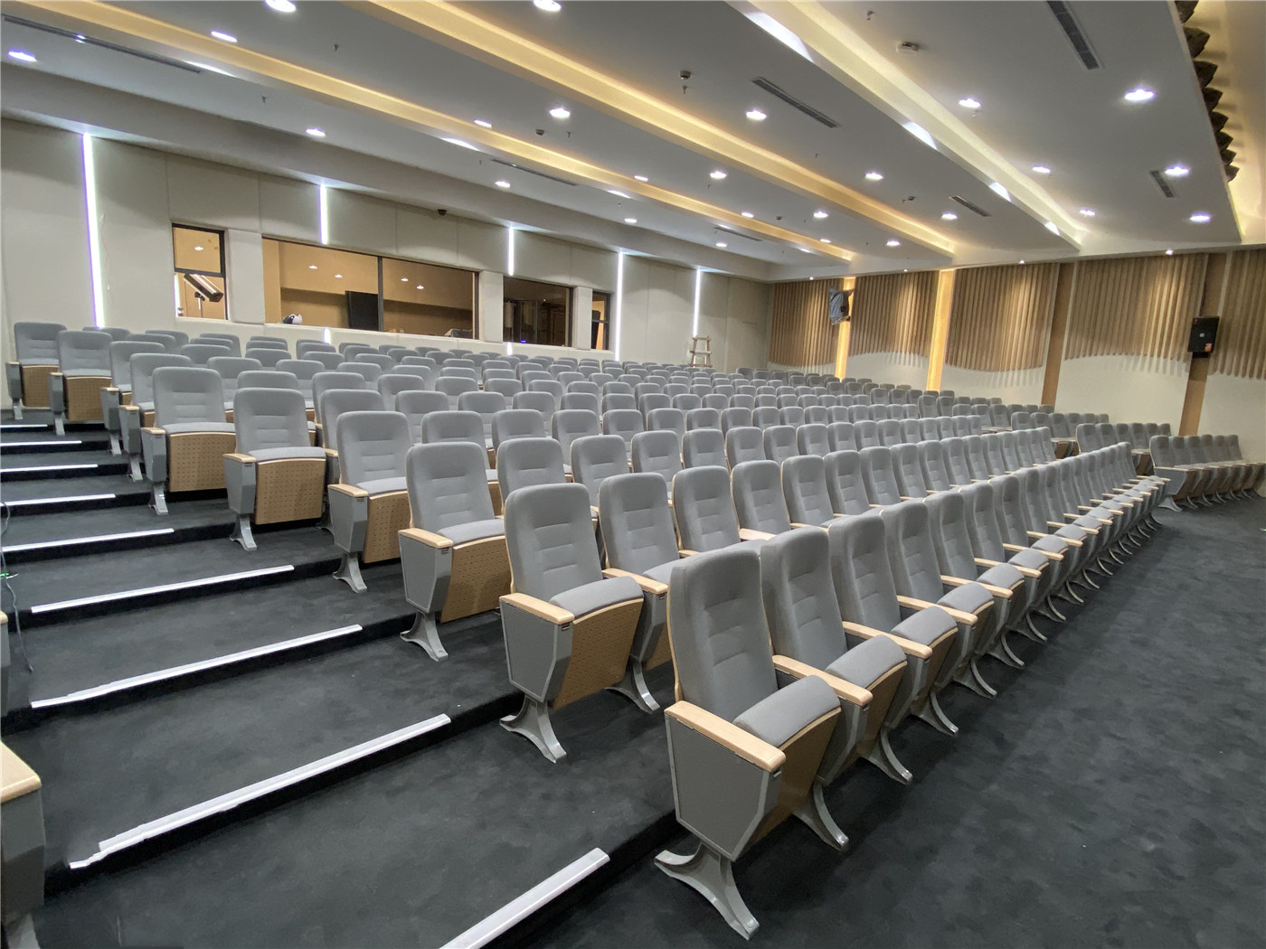 Sperimenta la maestria e la qualità senza pari delle sedute per auditorium di un produttore affidabile108