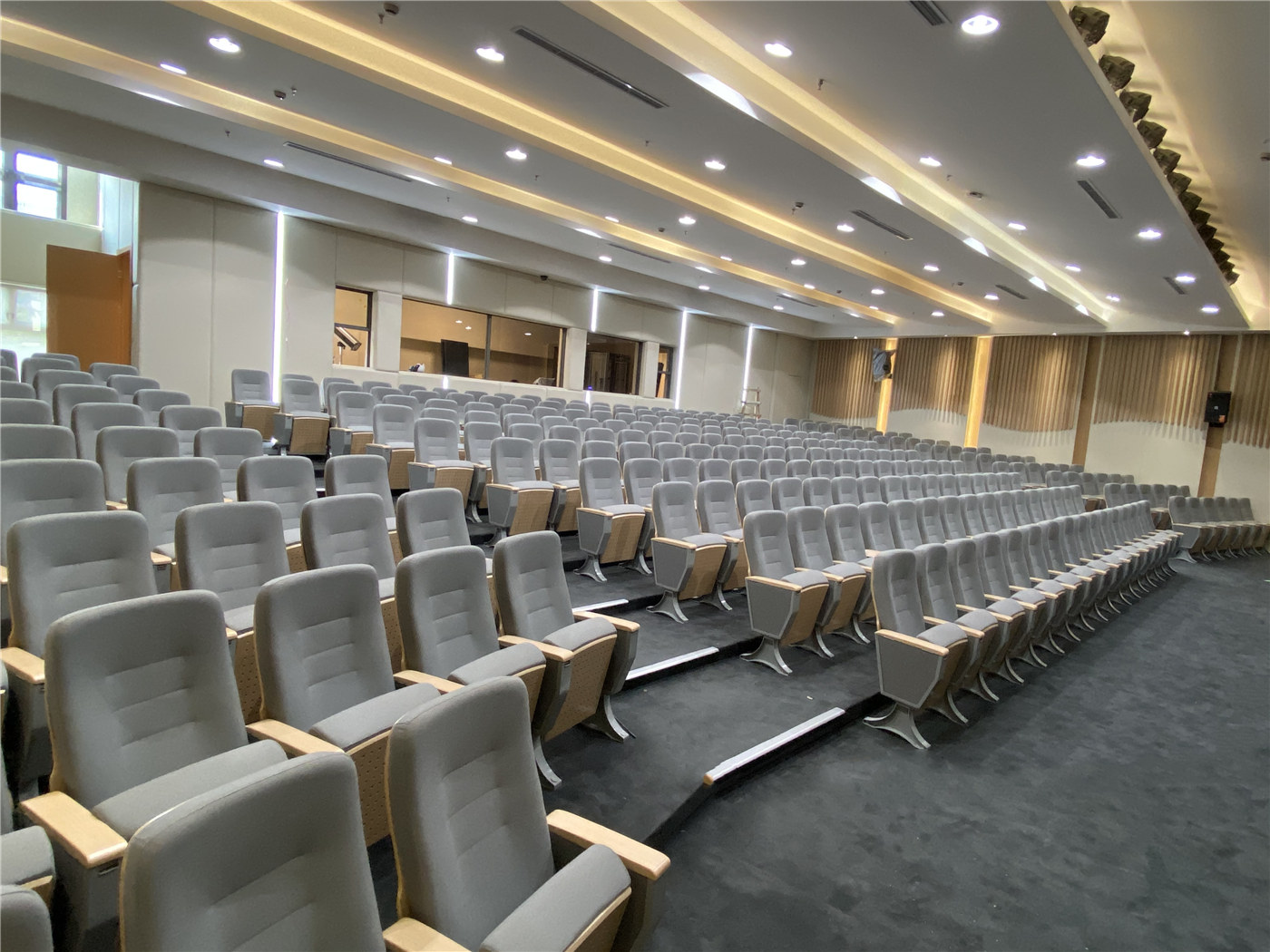 Sperimenta l'artigianato e la qualità senza pari nelle sedute per auditorium di un produttore di fiducia110