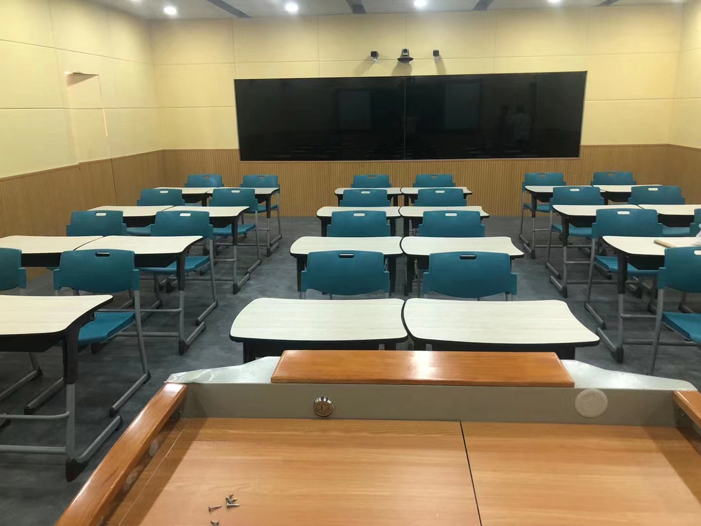 Aumentare il coinvolgimento degli studenti con tavoli e sedie ergonomici in aula071