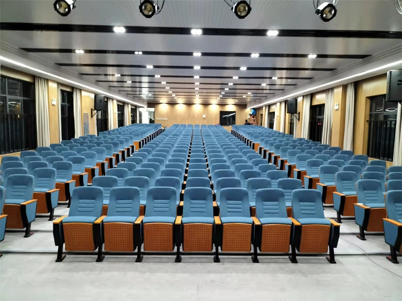 Fai un'impressione duratura con le soluzioni di sedili per auditorium di lusso di produttori rispettati1