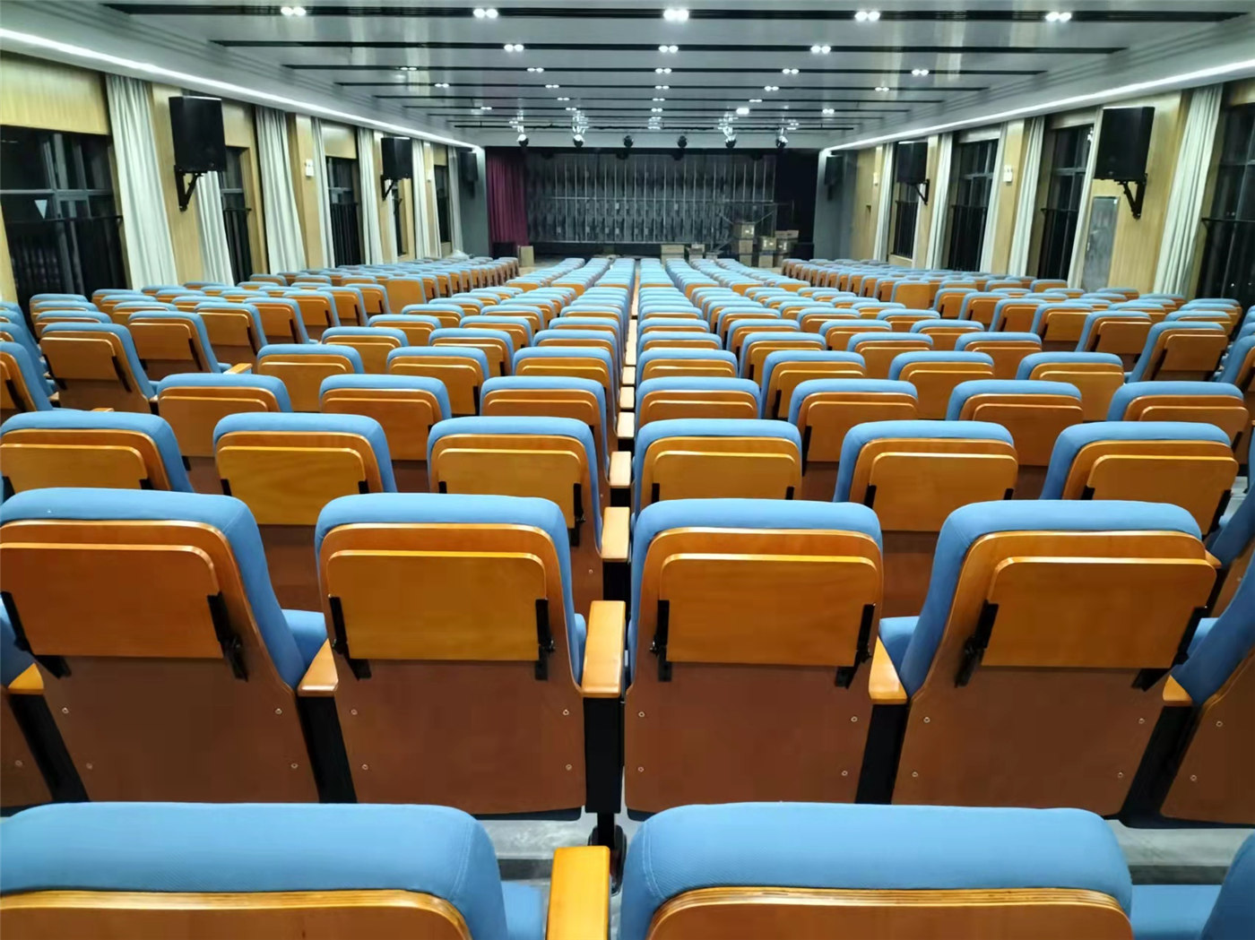 Fai un'impressione duratura con le soluzioni di sedili per auditorium di lusso di produttori rispettati2