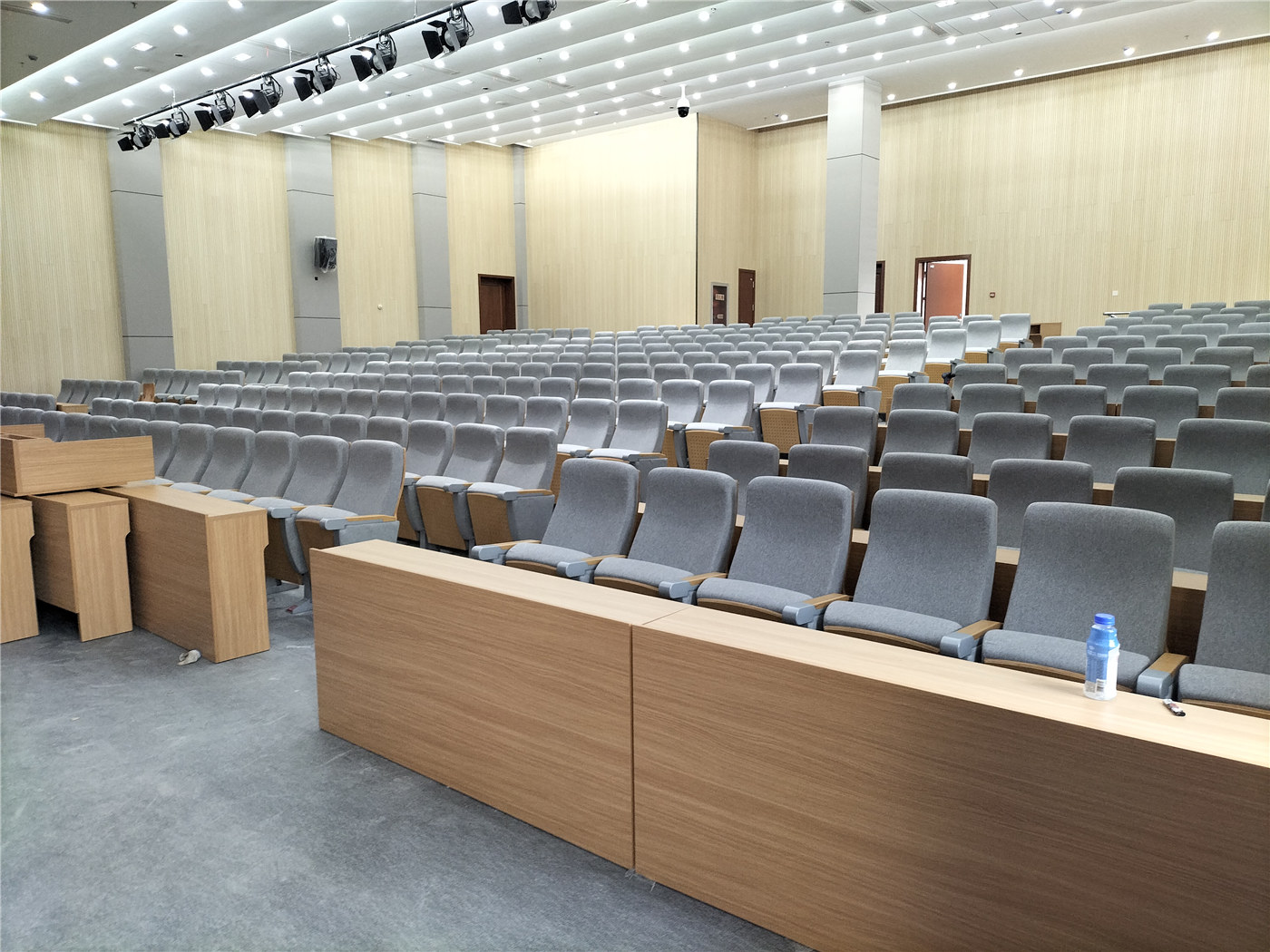 Libera il potenziale della tua sede con posti a sedere per auditorium di livello professionale da un produttore certificato108
