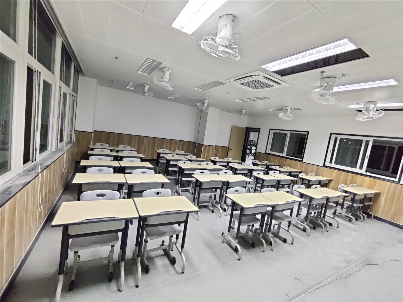 Utilizza banchi e sedie per studenti di alta qualità per massimizzare l'efficienza della classe101